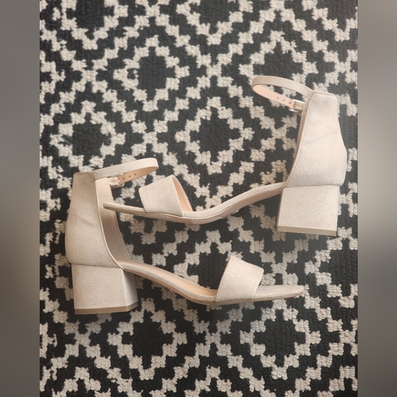 Beige ankle strap suede sandals - Picture 3 of 9